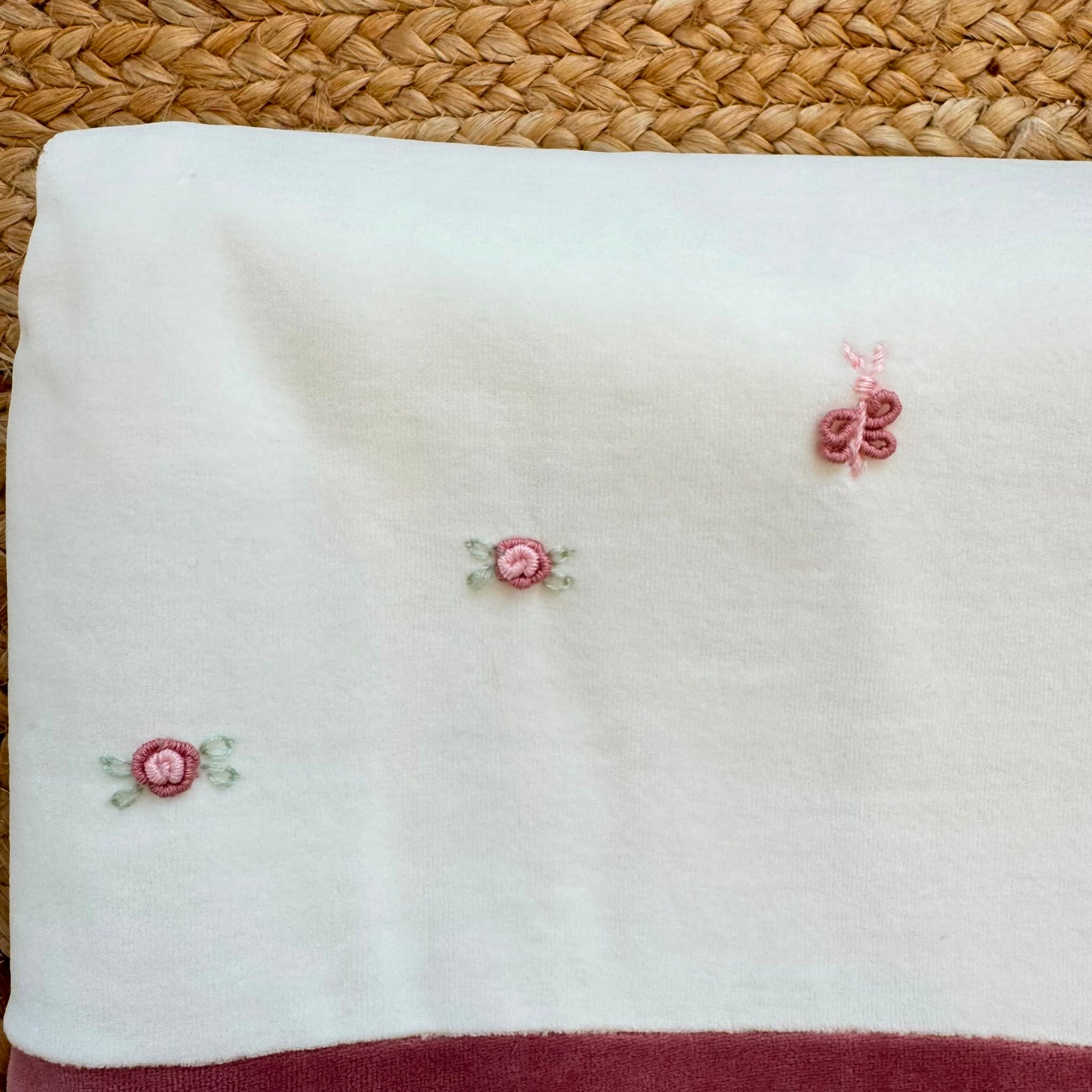 Copertina neonata in ciniglia color latte e rosa antico con ricami per corredino nascita