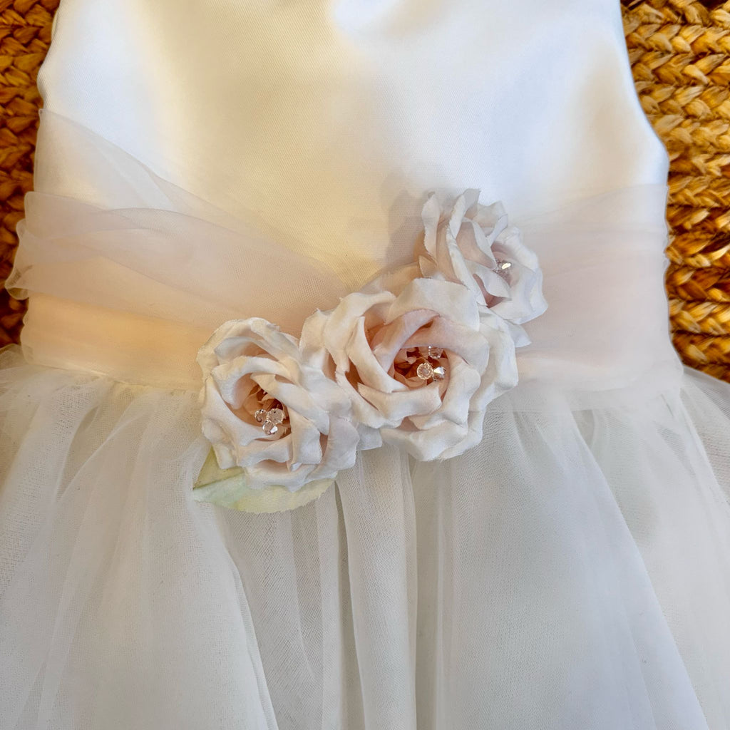 Dettaglio rose rosa con perline su cintura in tulle