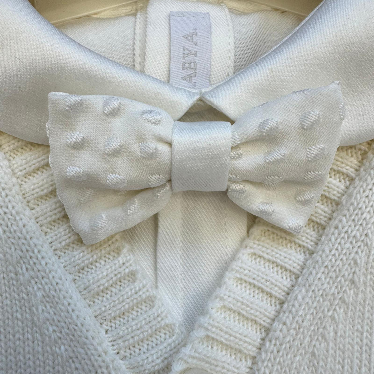 Completo battesimo bimbo panna con cardigan, camicia bianca, salopette corta e papillon