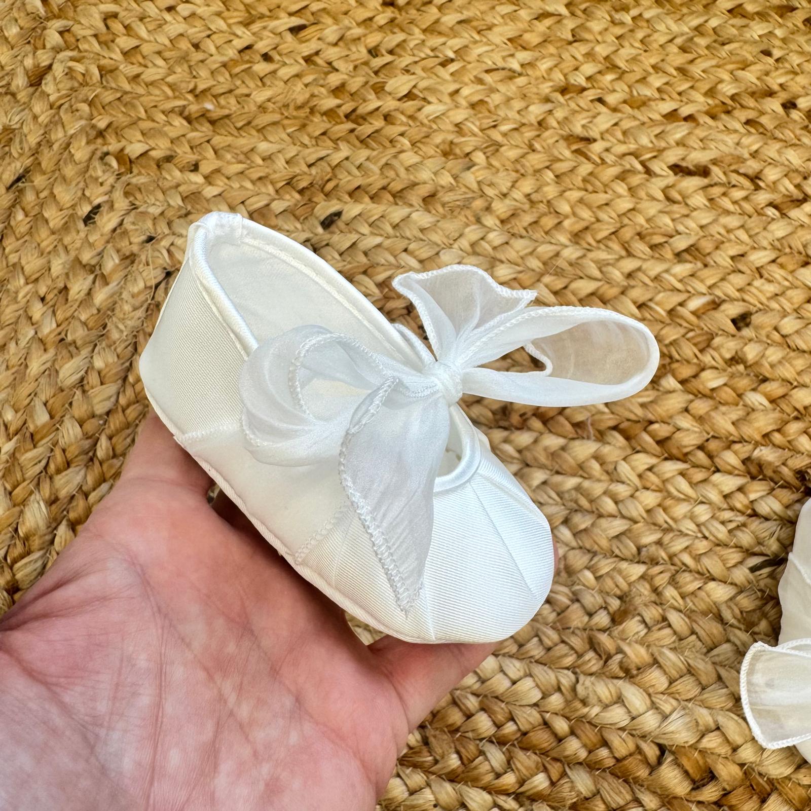 dettaglio scarpe cerimonia bimba con fiocco grande