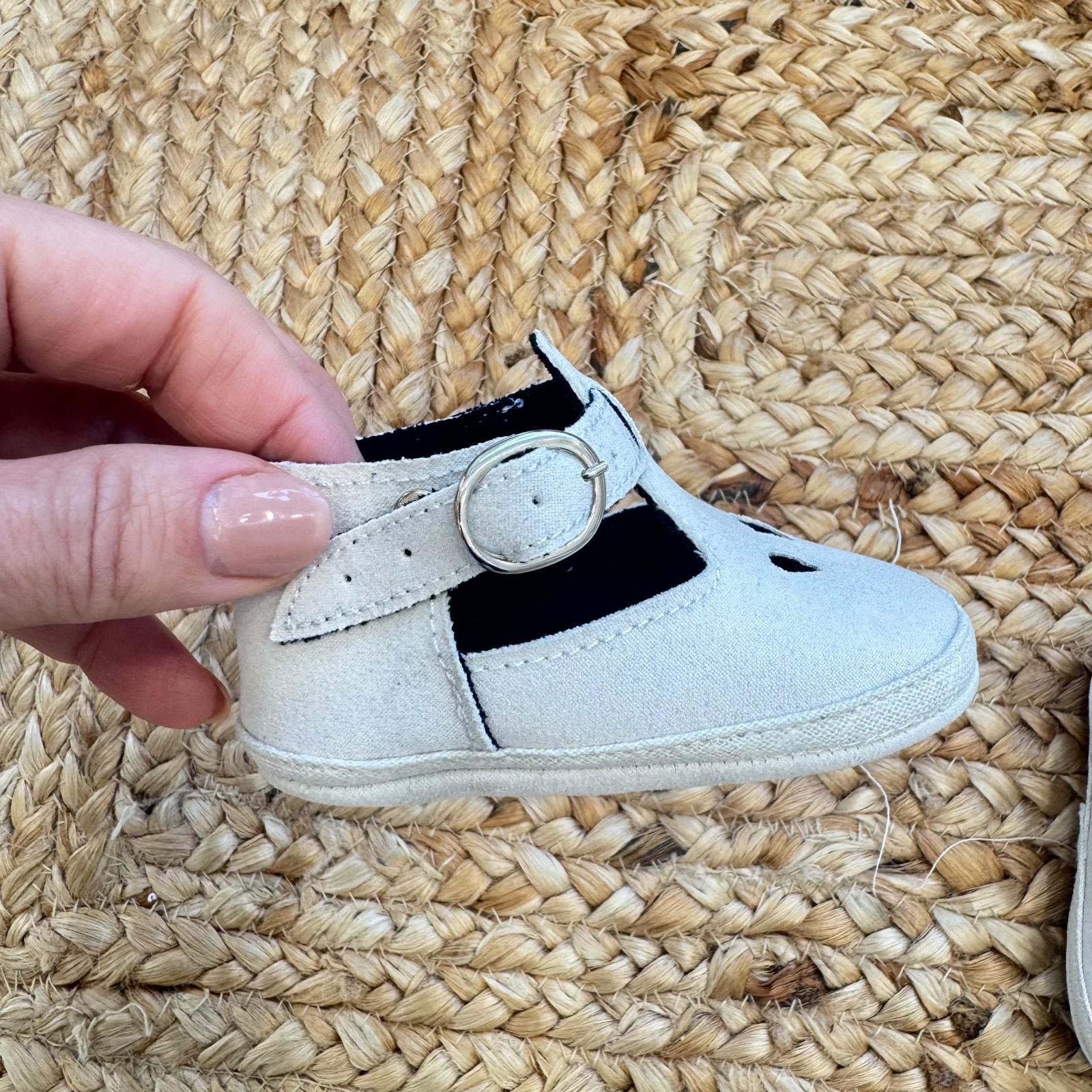 dettaglio scarpe cerimonia bimbo con cinturino