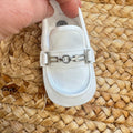 dettaglio scarpe battesimo con morsetto in metallo