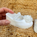 dettaglio scarpe cerimonia bimba con fiore decorativo