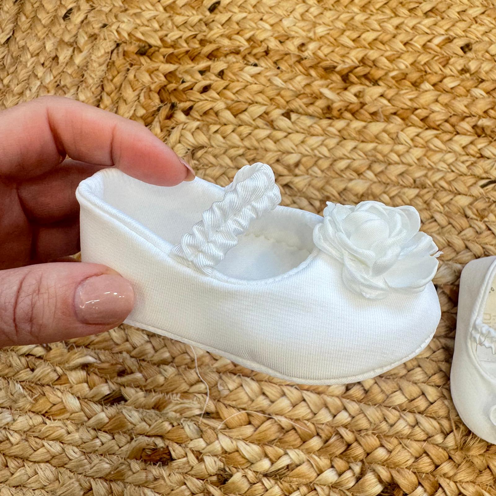 dettaglio scarpe cerimonia bimba con fiore decorativo