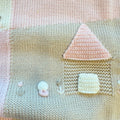 Uscita clinica neonata in pura lana con copertina ricamata nei colori latte, rosa cipria e beige Mars Made in Italy.