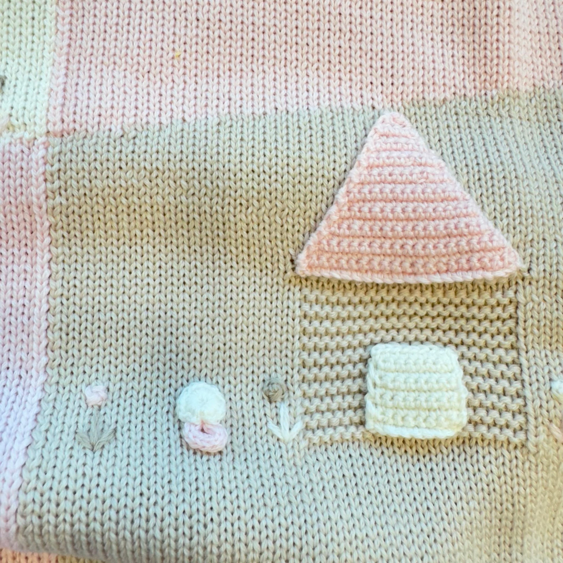 Uscita clinica neonata in pura lana con copertina ricamata nei colori latte, rosa cipria e beige Mars Made in Italy.