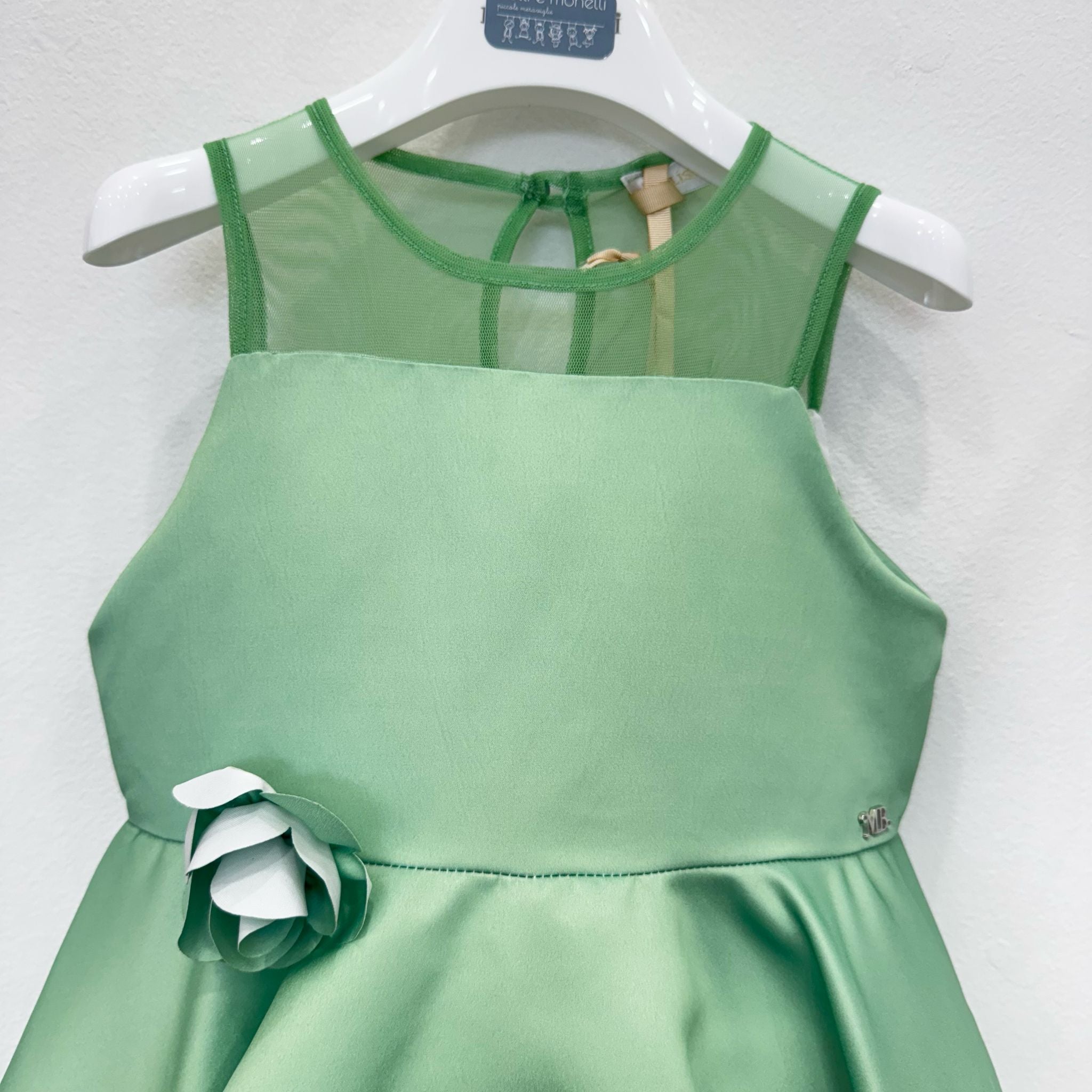 Dettaglio scollo in rete trasparente abito bambina