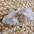 Dettaglio spilla fiori rosa e pizzo per corredino battesimo