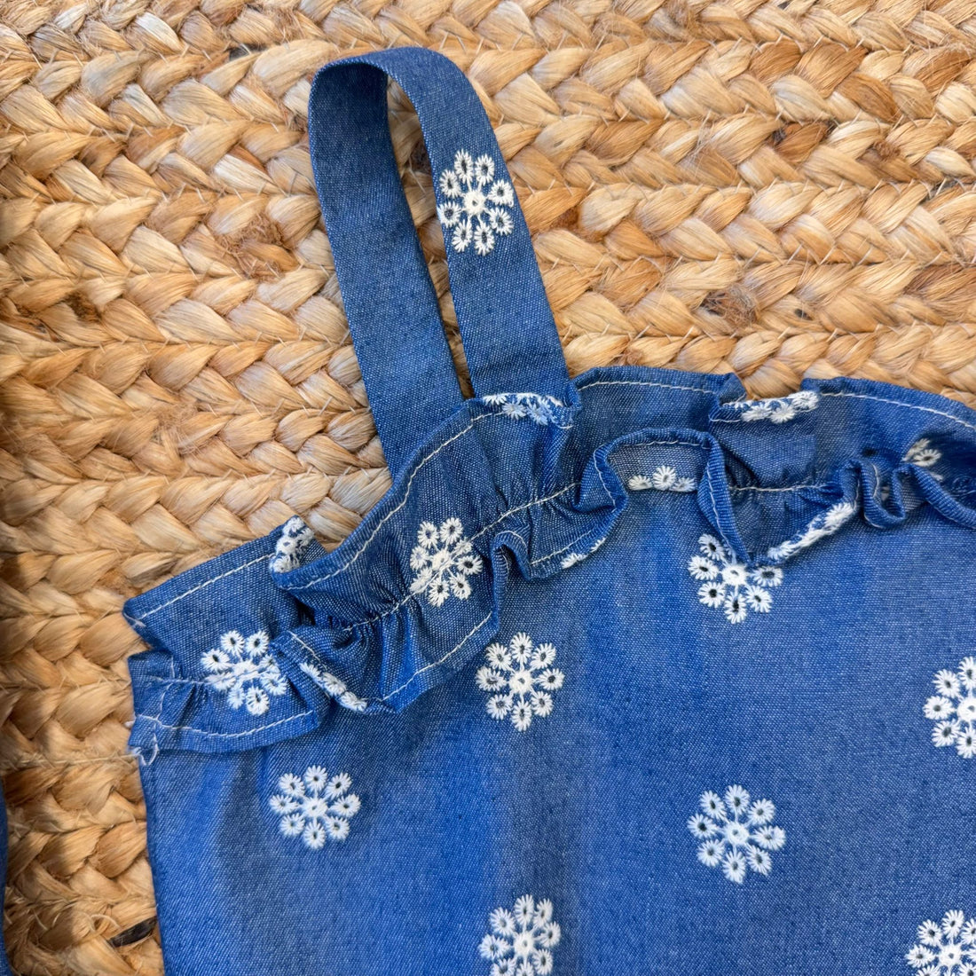 Completo bambina chambray con top ricamato e pantaloni cargo con fiorellini