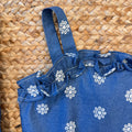  Dettaglio spallina top bambina chambray con ricami floreali

