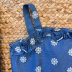  Dettaglio spallina top bambina chambray con ricami floreali

