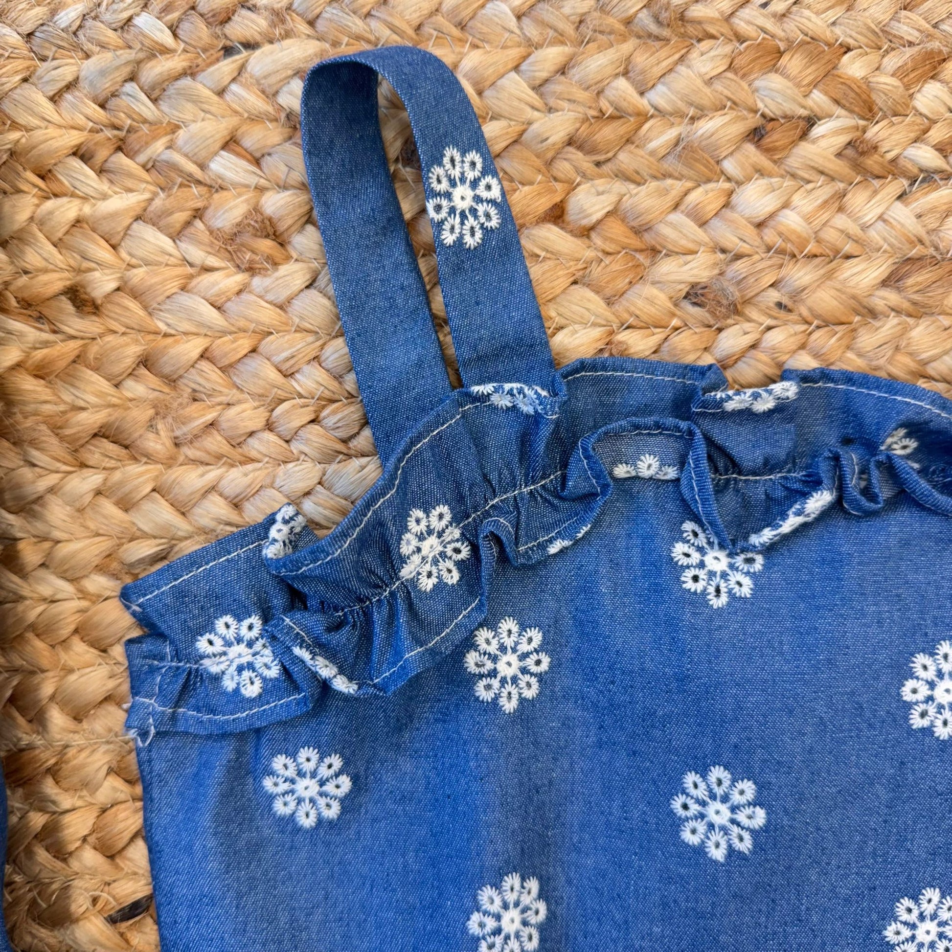  Dettaglio spallina top bambina chambray con ricami floreali

