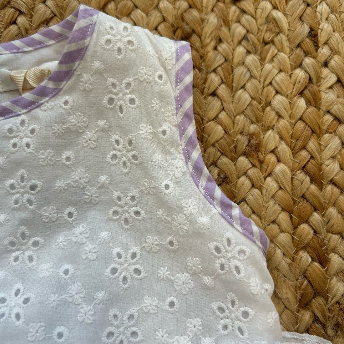 Completo bambina estivo con top ricamato e pantaloncini lilla con fiocco a righe