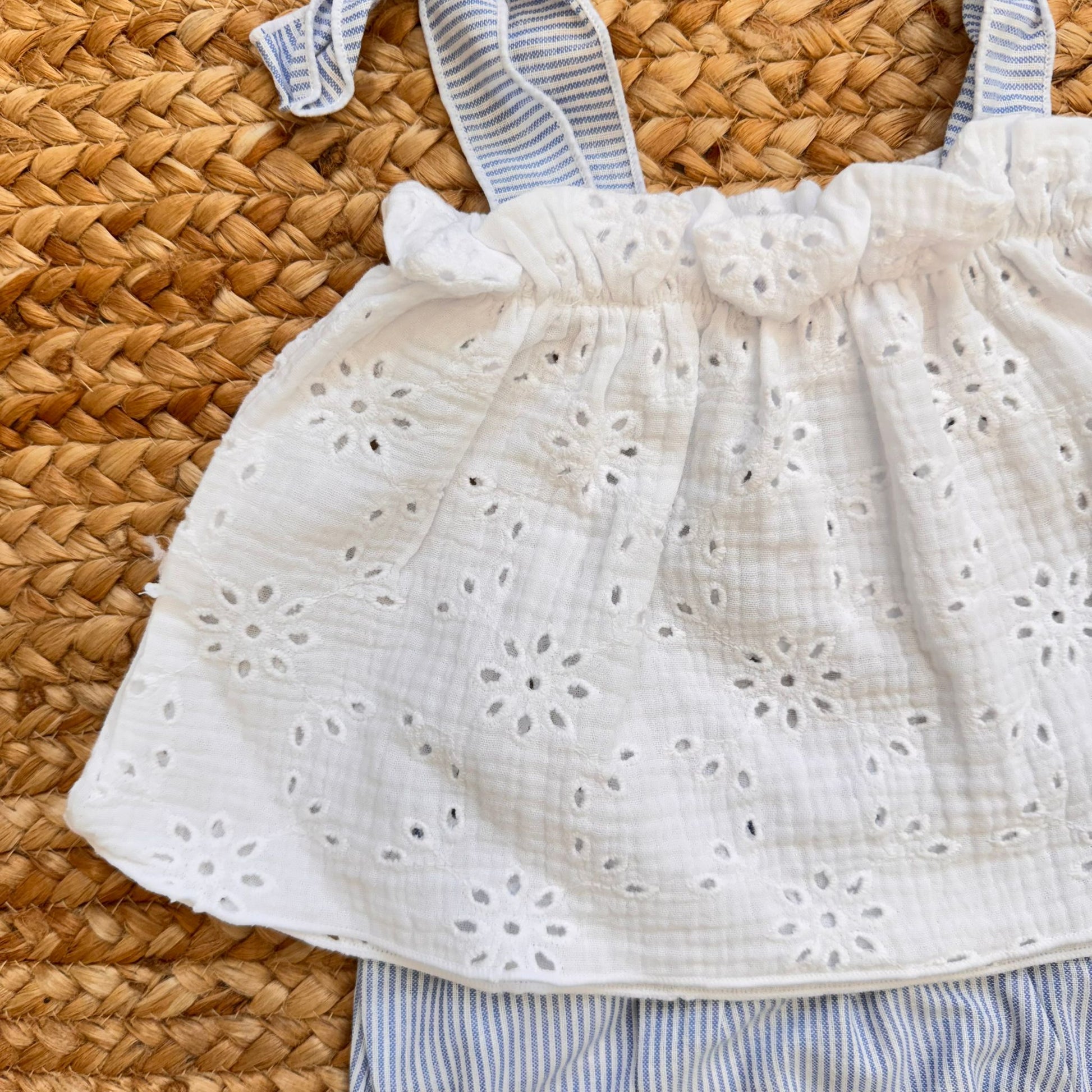 dettaglio top sangallo bimba con spalline fiocco