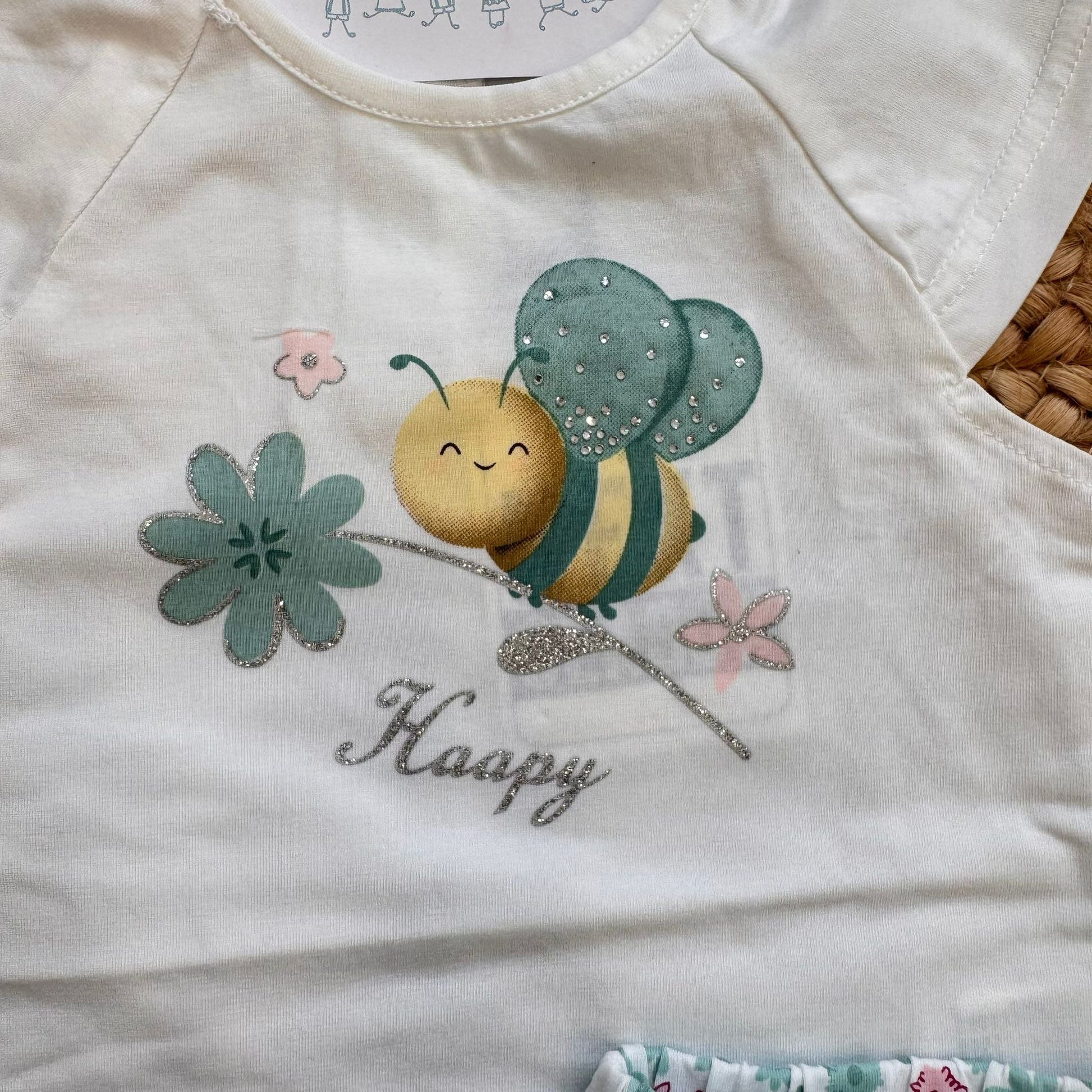 dettaglio t-shirt bimba stampa ape su fiore cotone