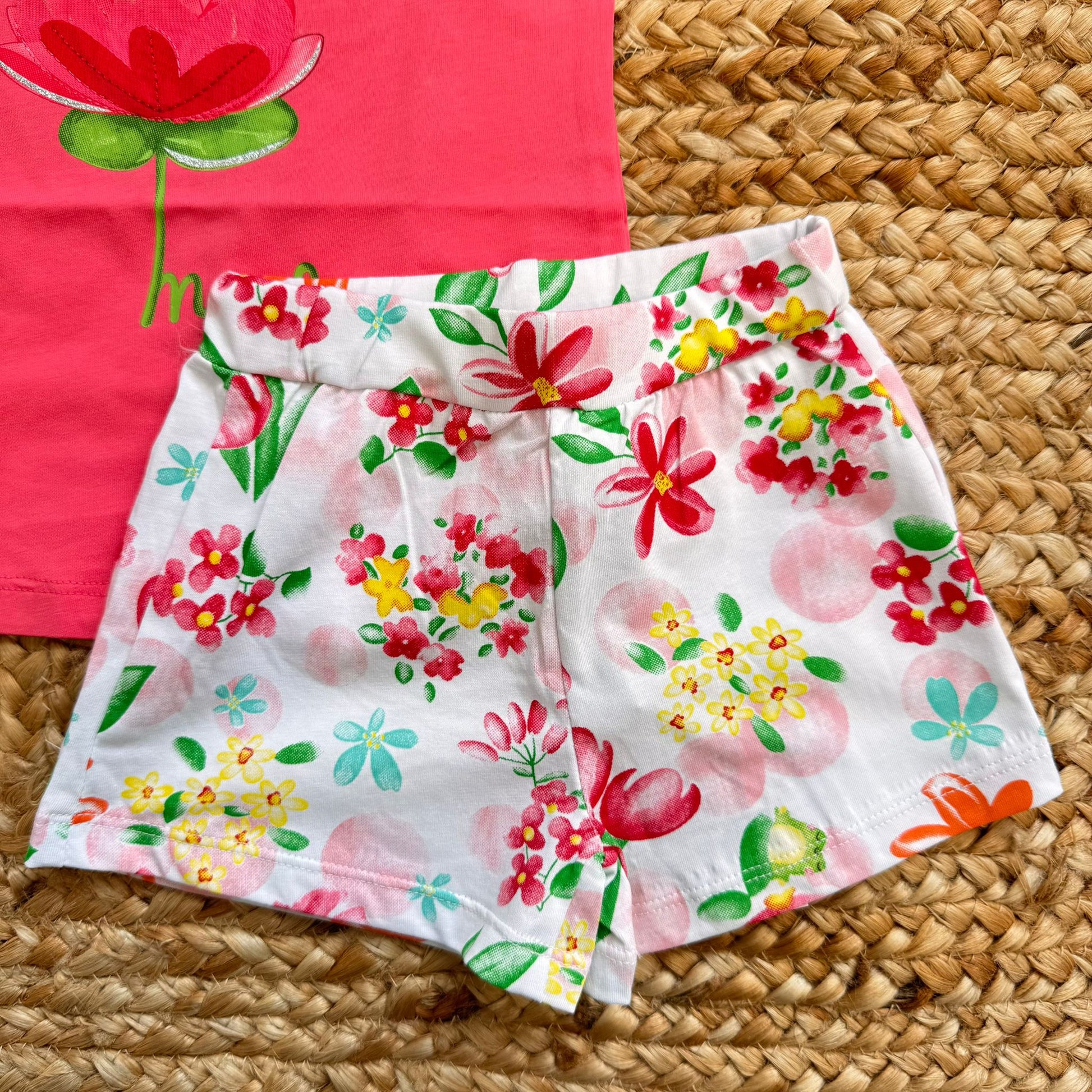 dettaglio t-shirt bimba corallo con gattino su fiore