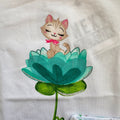 dettaglio t-shirt bimba stampa gattino su fiore cotone