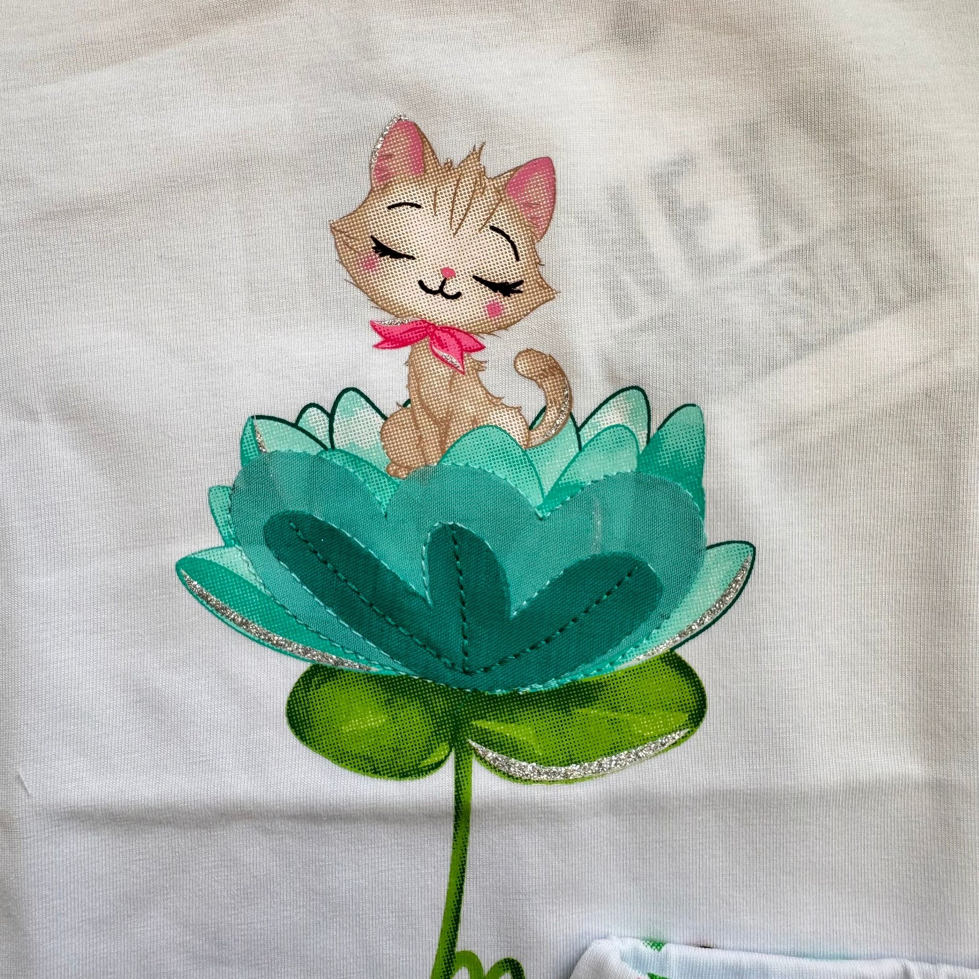 dettaglio t-shirt bimba stampa gattino su fiore cotone