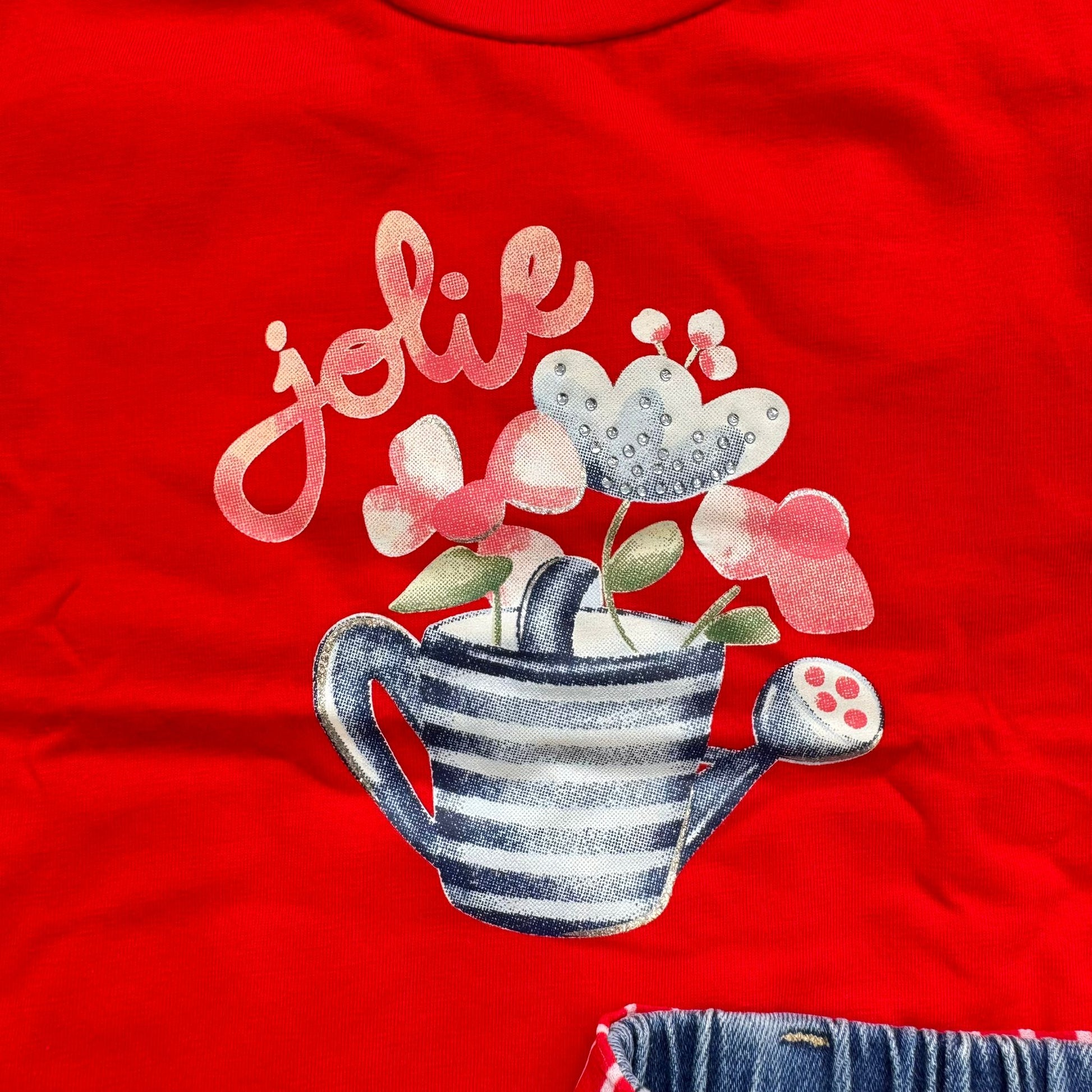 dettaglio t-shirt bimba rossa con stampa floreale e fiocchi maniche