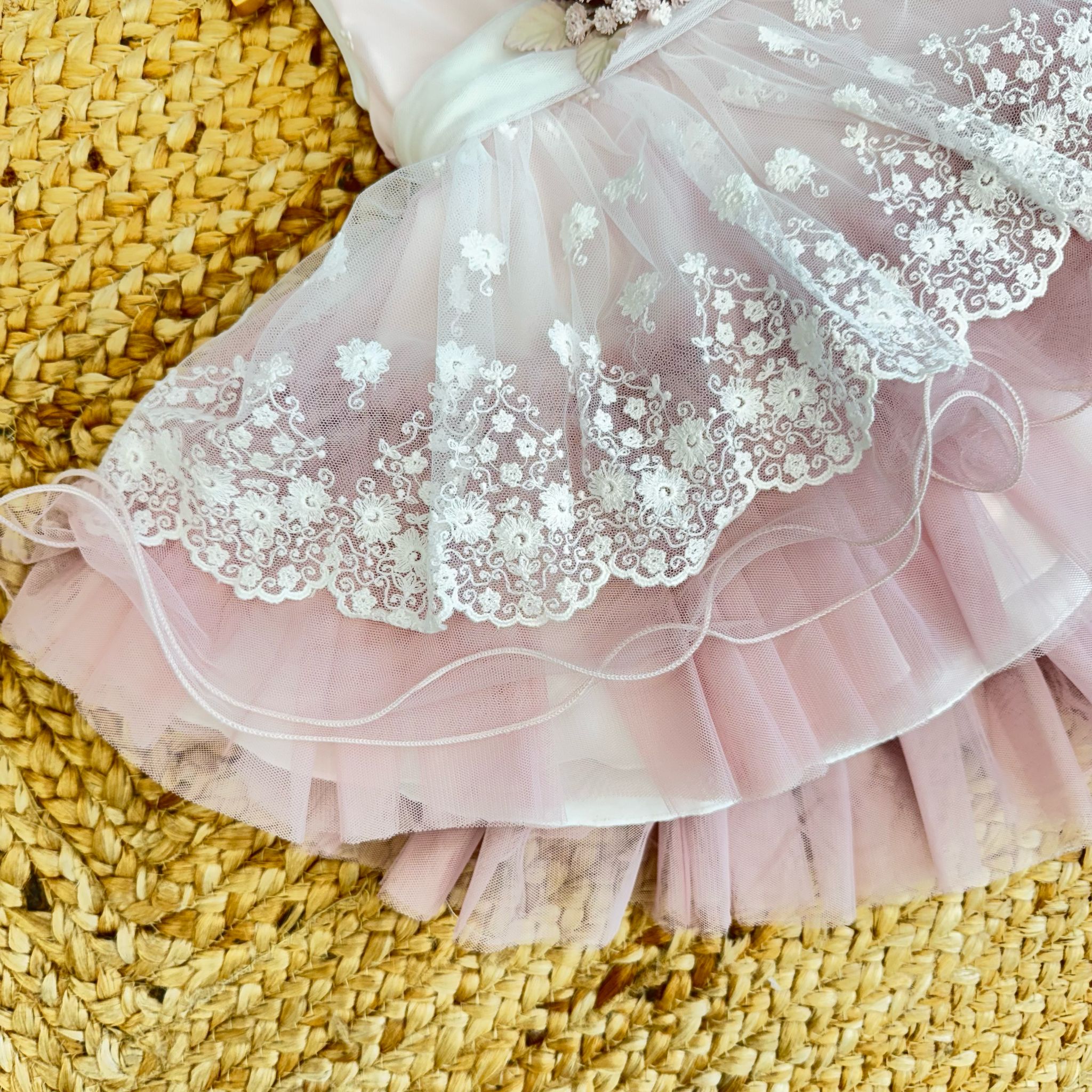  Primo piano sul tulle bianco latte ricamato con fiori