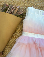 Vestito bambina elegante con balze in tulle sfumato rosa e cintura in raso