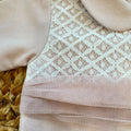 Tutina in caldo cotone rosa neonata con pizzo, tulle, rosellina decorativa e colletto arrotondato.