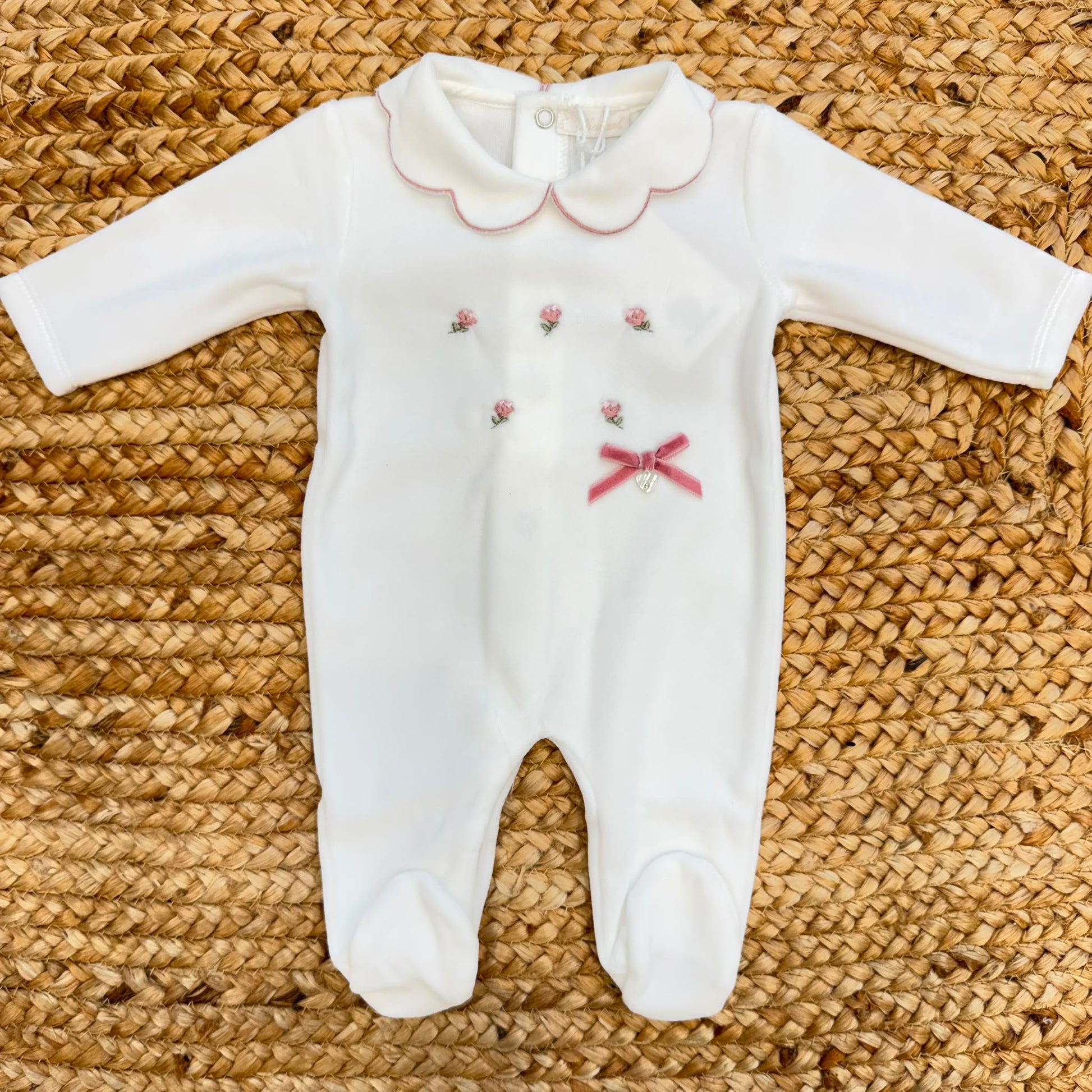 Tutina neonata in ciniglia panna con ricami floreali e fiocco rosa Made in Italy.