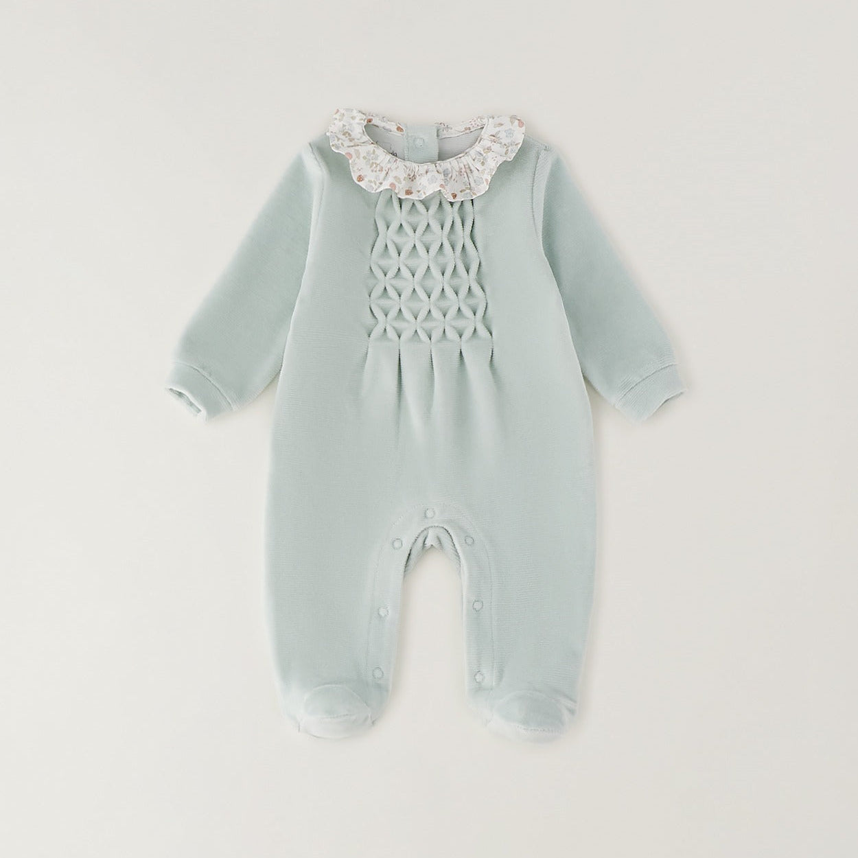 Tutina neonata verde menta in ciniglia con colletto floreale e lavorazione decorativa frontale