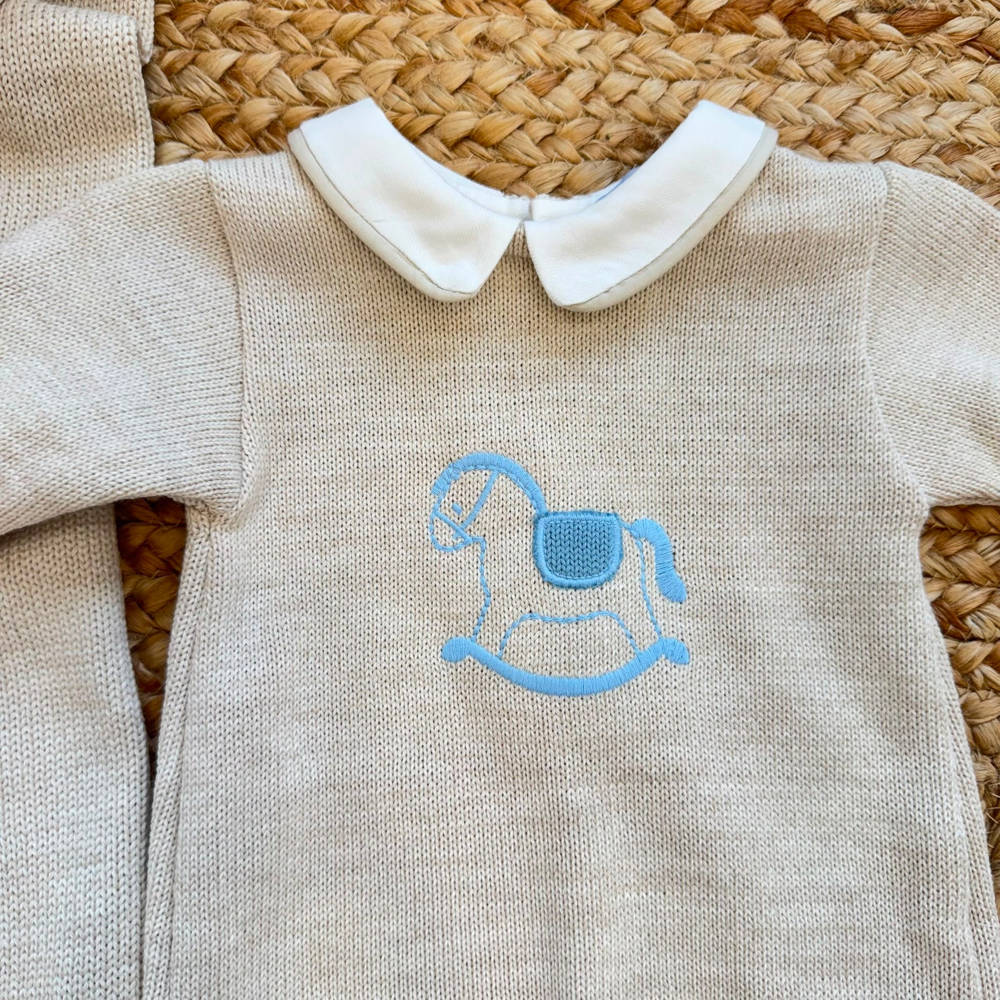 Uscita clinica neonato in lana merino beige con tutina copertina e lenzuolino ricamati