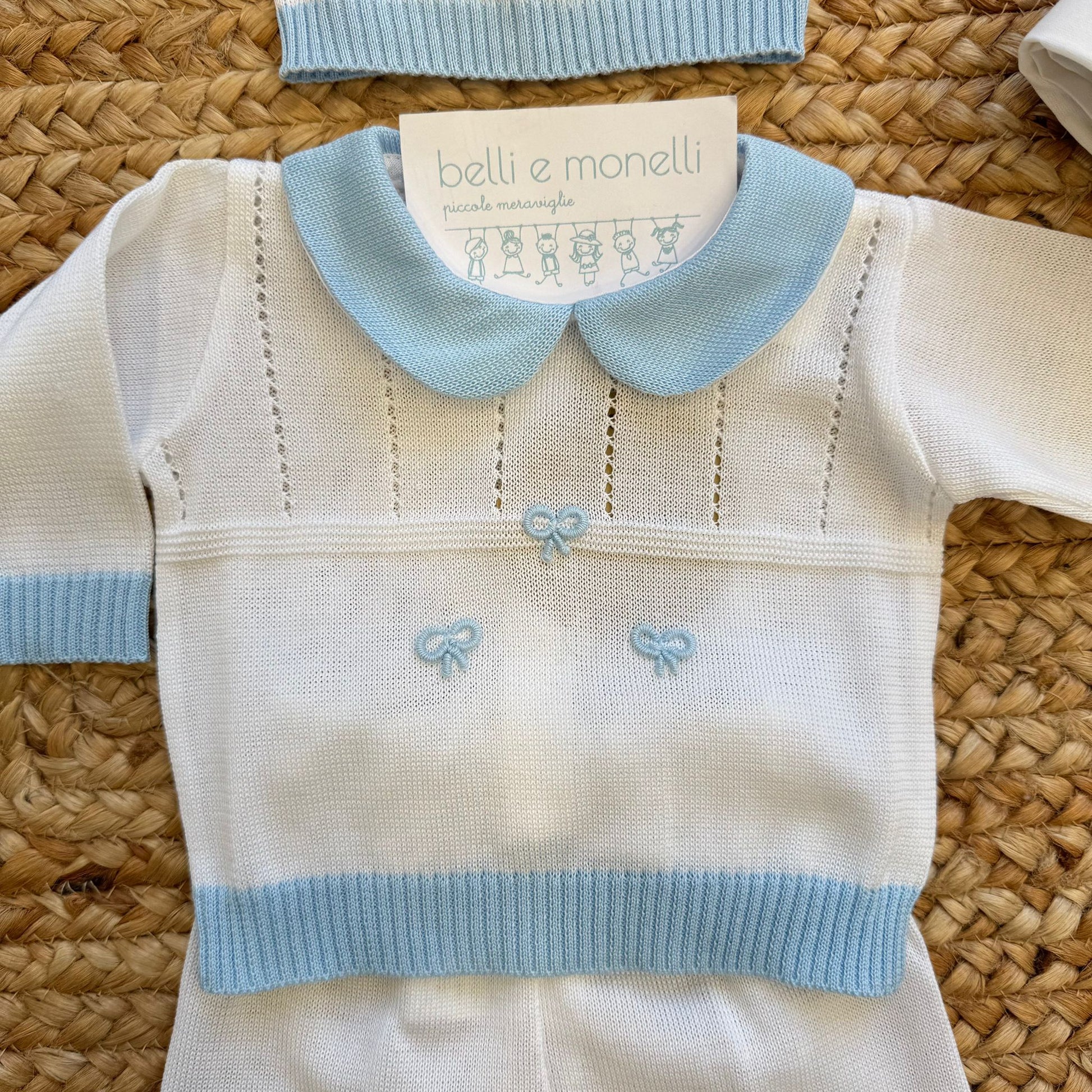 dettaglio maglia neonato con colletto azzurro e ricamo fiocchetti
