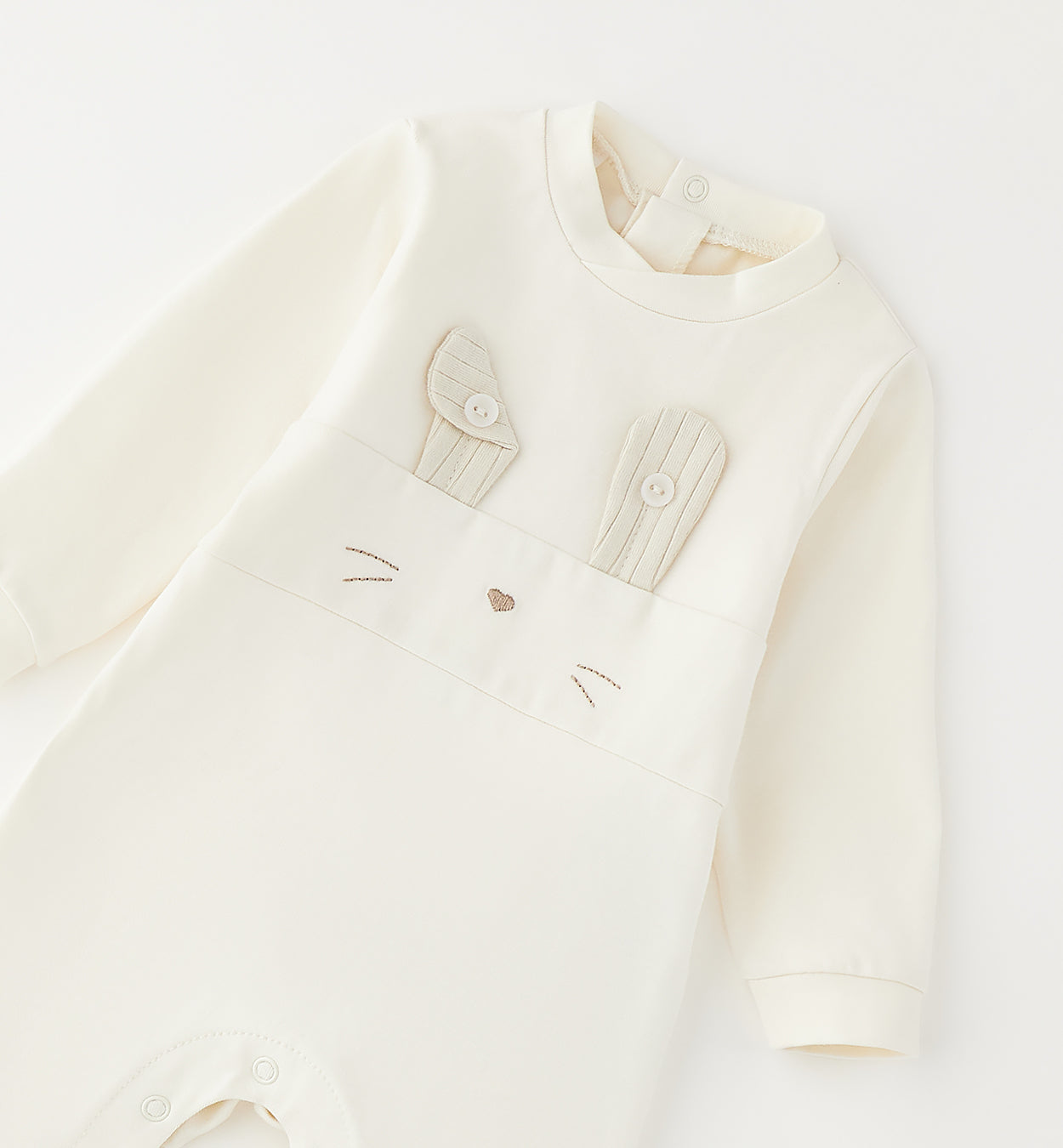 Dettaglio applicazione coniglietto su tutina neonato