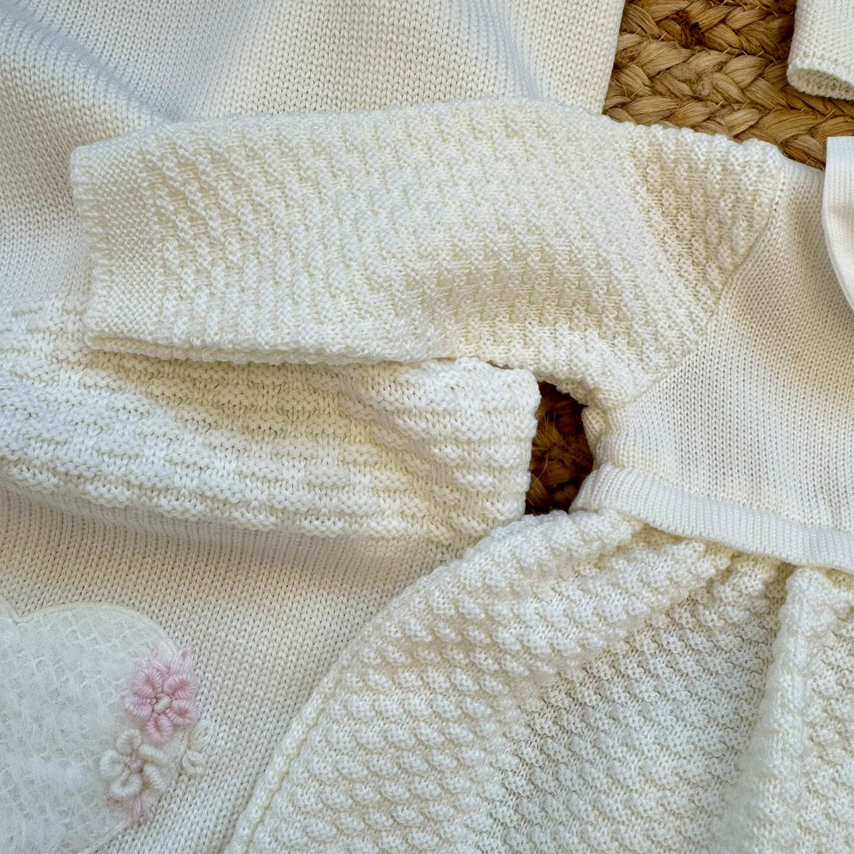Uscita clinica neonata in pura lana color latte con completo, copertina, cappellino e scarpine