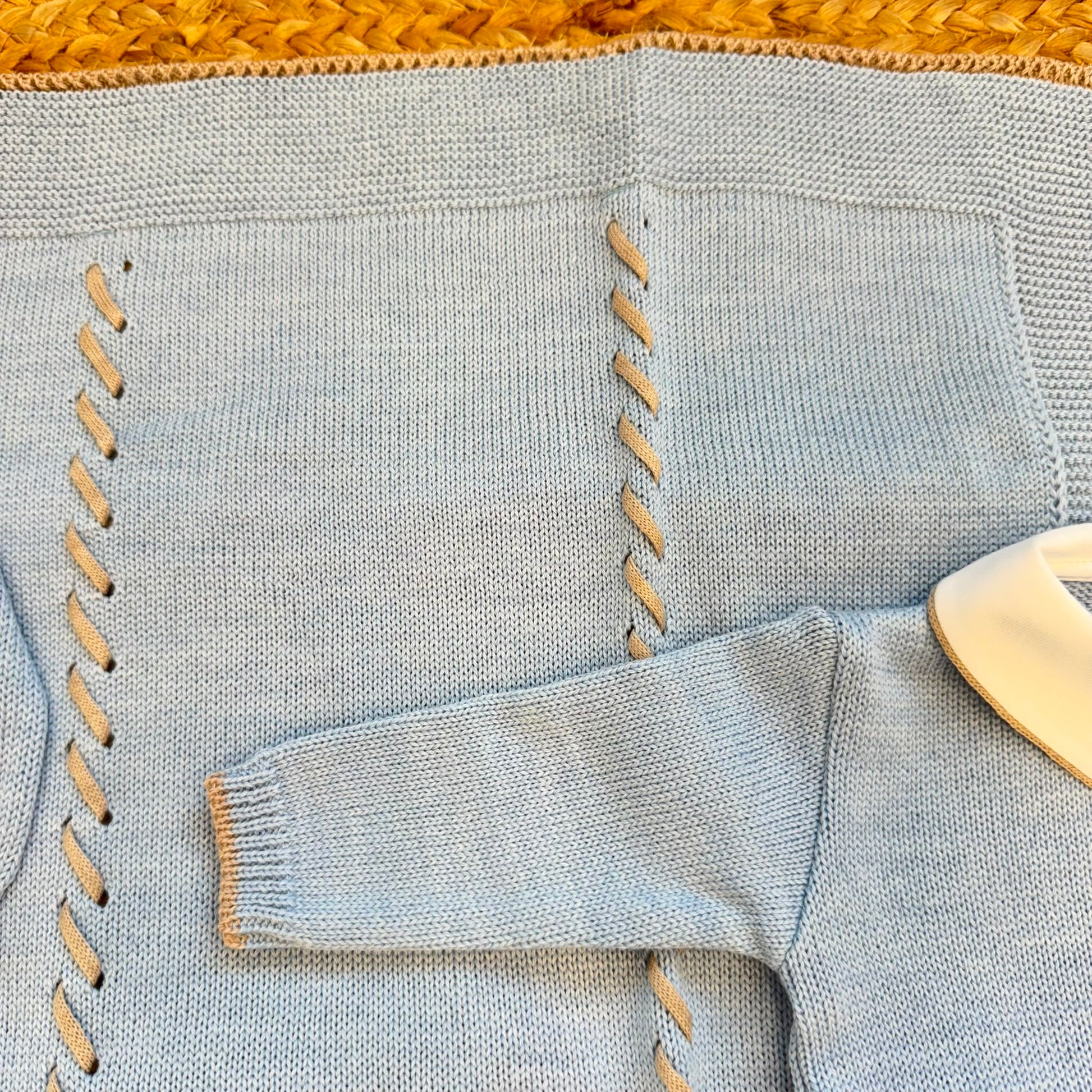 Uscita clinica neonato in misto lana azzurro e beige con copertina completo cappellino scarpine e bavaglino