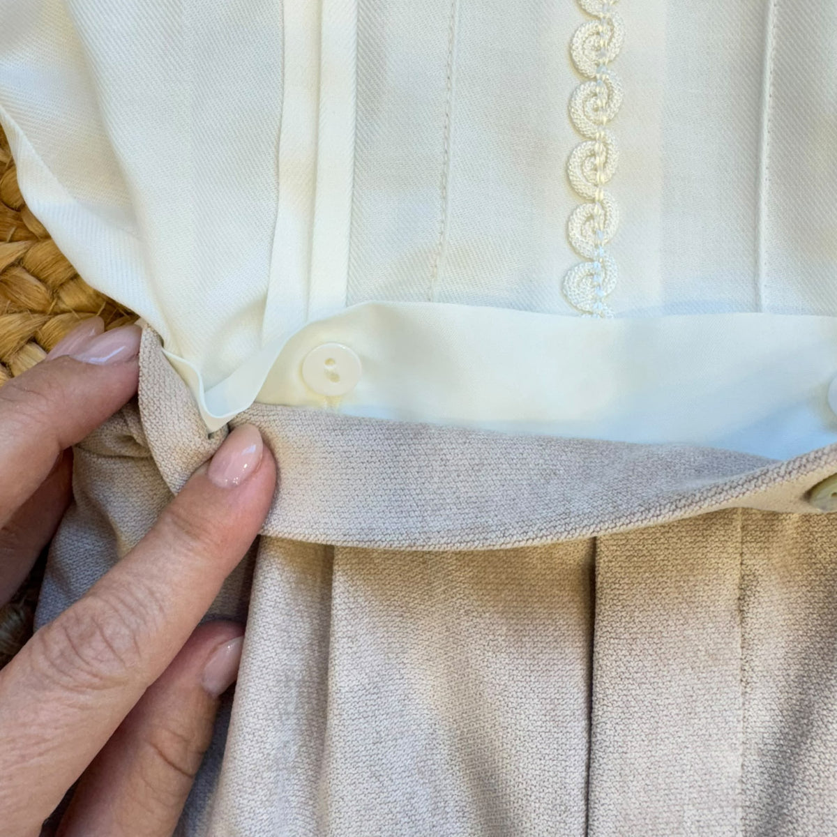 Completo battesimo bimbo beige e bianco con papillon e pantalone lungo