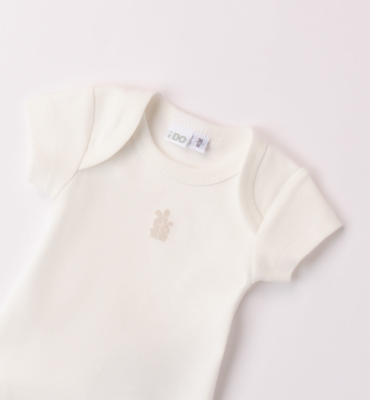 dettaglio body cotone neonato panna con orsetto centrale