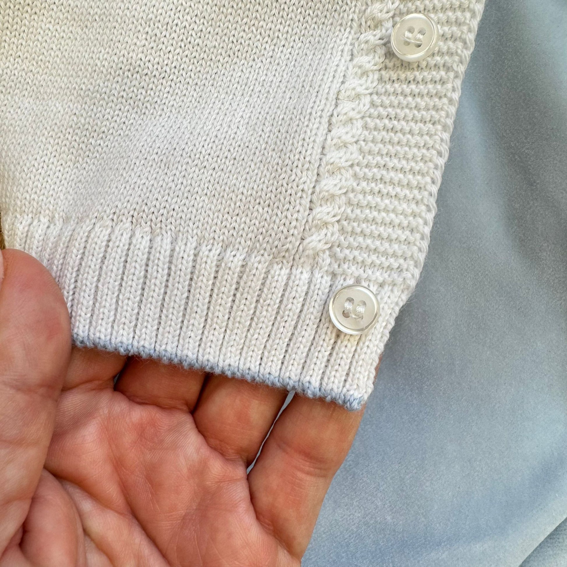 dettaglio bottoni cardigan panna