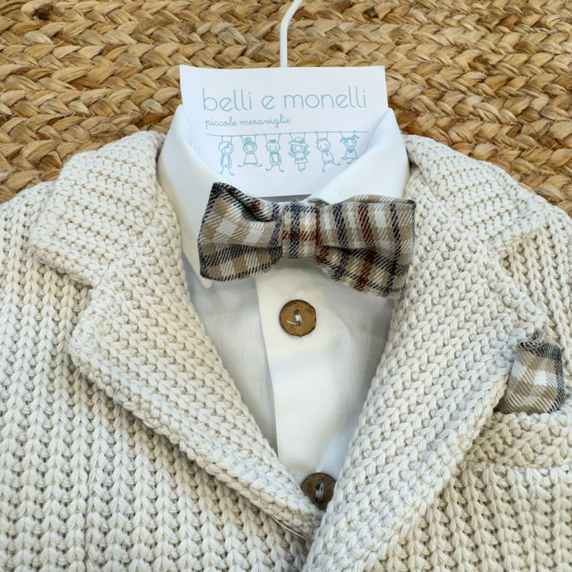 dettaglio camicia bianca con papillon a quadri abito bimbo