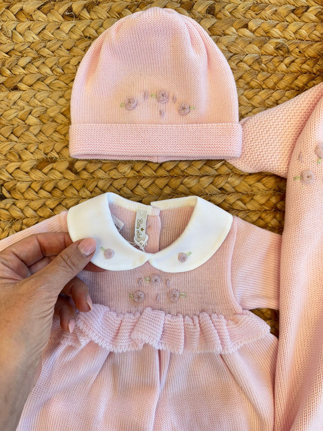 set uscita clinica rosa cipria in pura lana con camelie ricamate per neonata