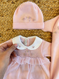 dettaglio cappellino rosa cipria con camelie ricamate a mano