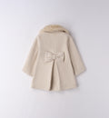 dettaglio cappottino bambina beige bottoni dorati e colletto eco-pelliccia