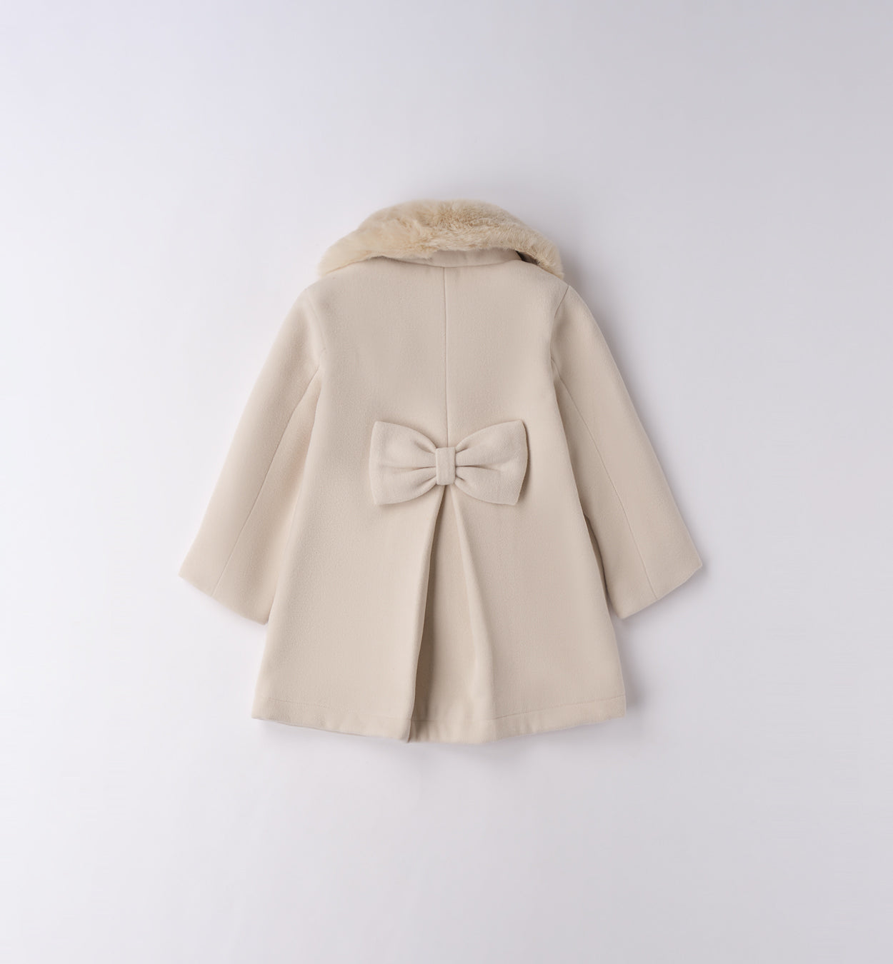 dettaglio cappottino bambina beige bottoni dorati e colletto eco-pelliccia