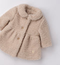 dettaglio cappottino neonata beige con colletto tondo e bottoni