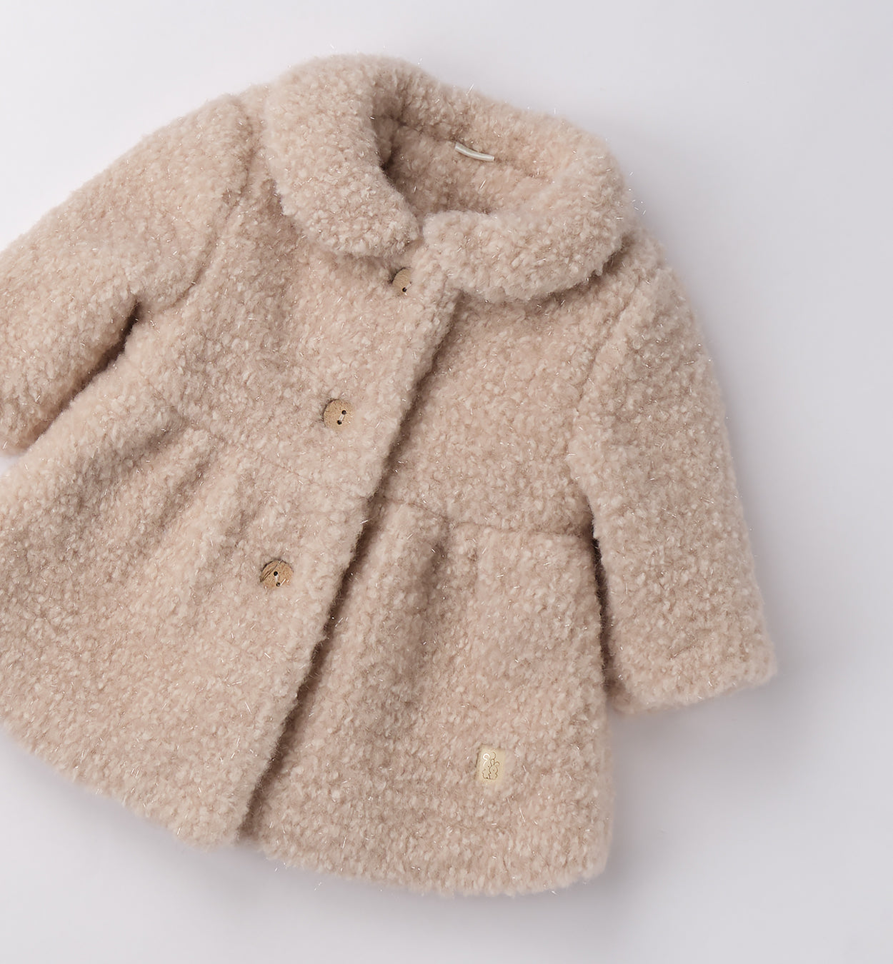 dettaglio cappottino neonata beige con colletto tondo e bottoni