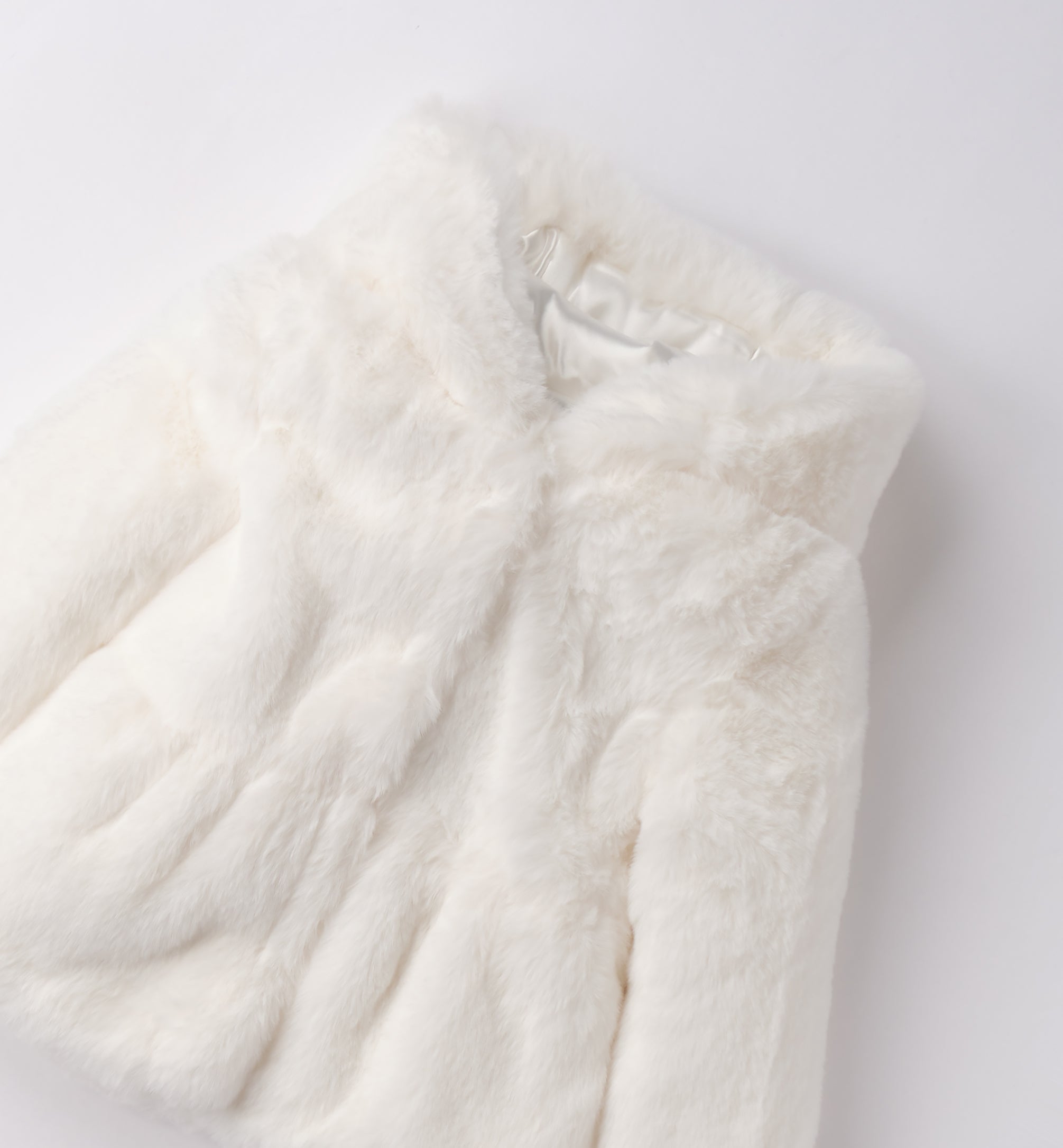 dettaglio cappotto bambina eco pelliccia con cappuccio