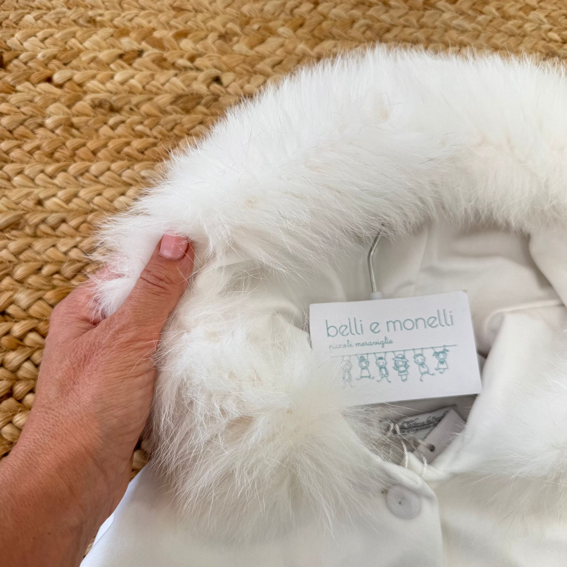 dettaglio cappuccio rifinito in pelliccia bianca