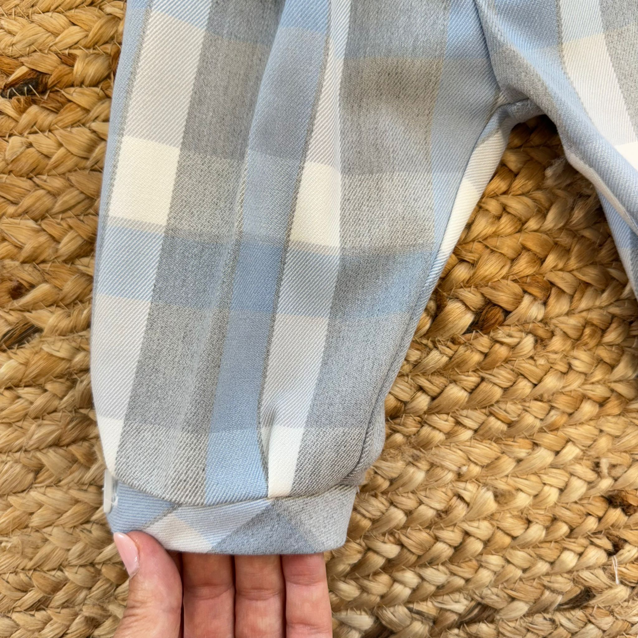 dettaglio cardigan azzurro lavorato abito battesimo bimbo