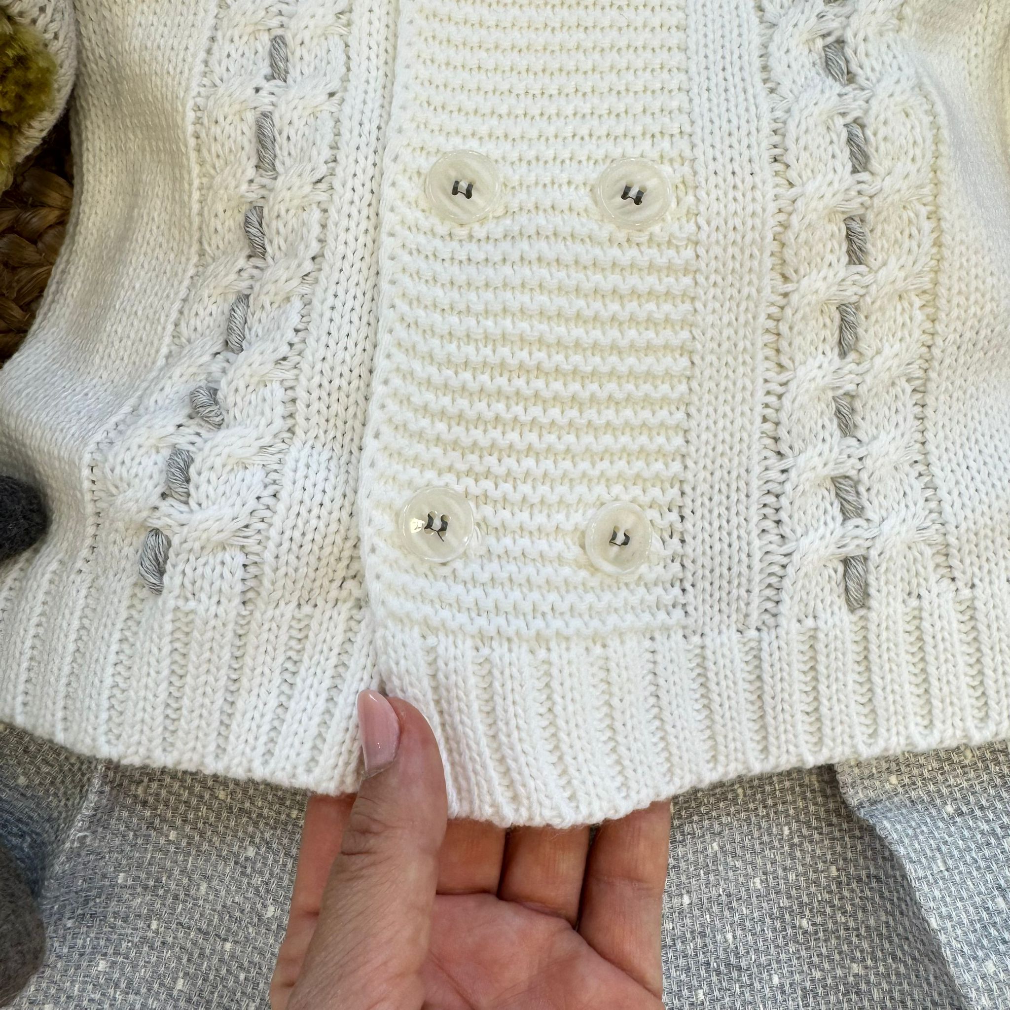 dettaglio cardigan bianco elegante abito battesimo bimbo