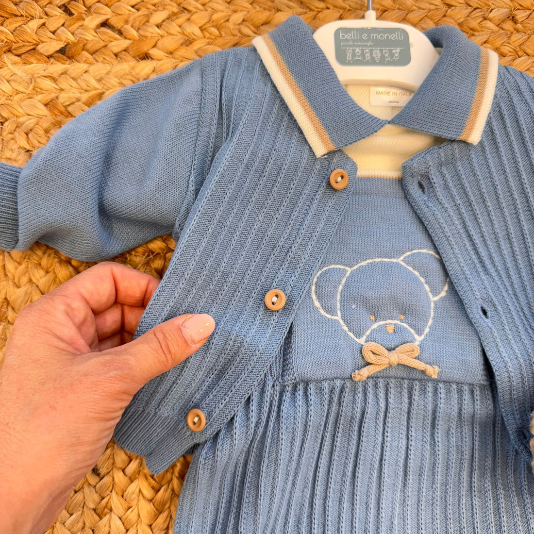 coordinato neonato in misto lana blu con ricamo orsetto e cardigan

