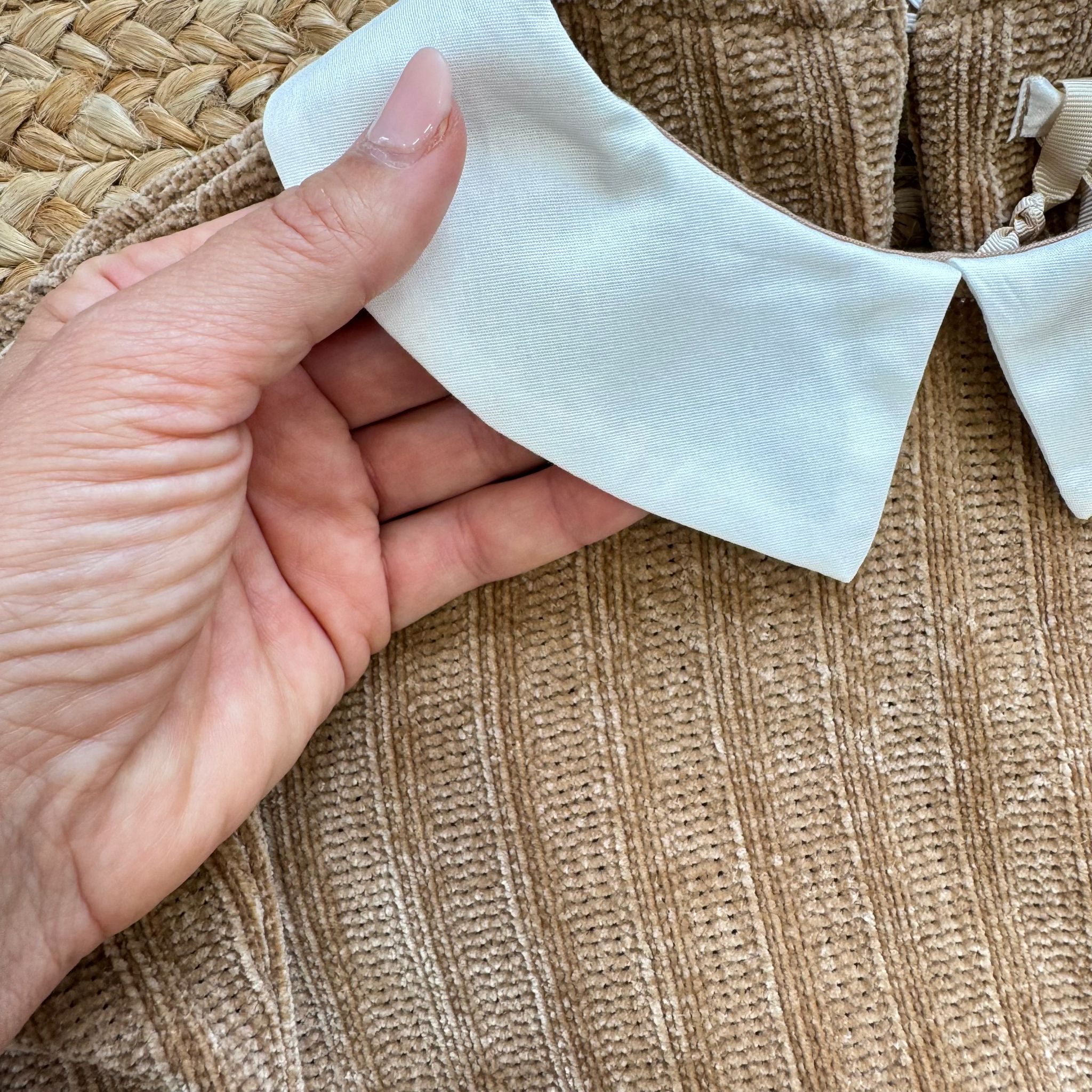 dettaglio colletto bianco maglia bambina