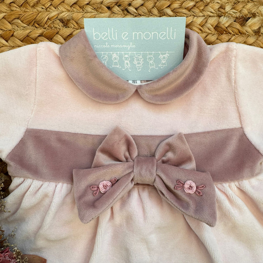 tutina neonata in ciniglia rosa con fiocco ricamato a mano